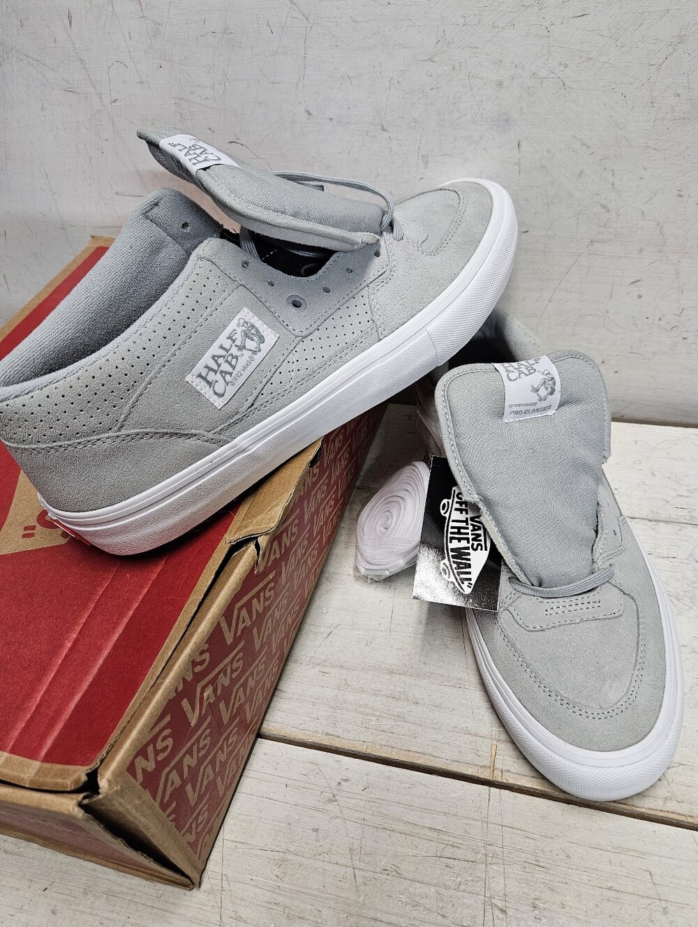 VANS Half Cab Pro Mens 11.5 Skate Shoes Grey White Perferated Suede New NWT